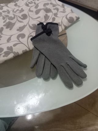 Guantes grises y negros para mujer