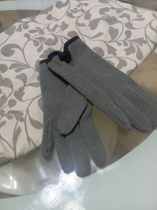 Guantes grises y negros para mujer