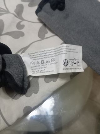 Guantes grises y negros para mujer