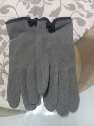 Guantes grises y negros para mujer