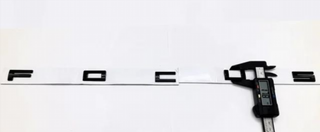 EMBLEMA LOGO TRASERO NEGRO FOCUS de FORD