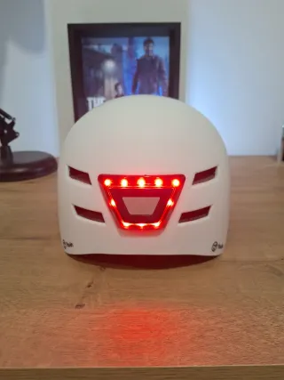 Casco blanco con luces LED