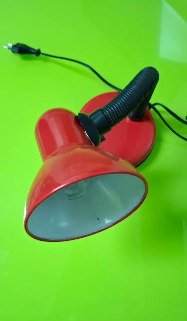 Lámpara de escritorio roja flexible