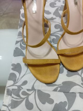Conjunto fiesta: bolso y zapatos amarillos
