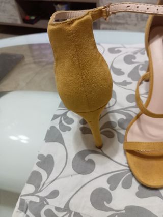 Conjunto fiesta: bolso y zapatos amarillos