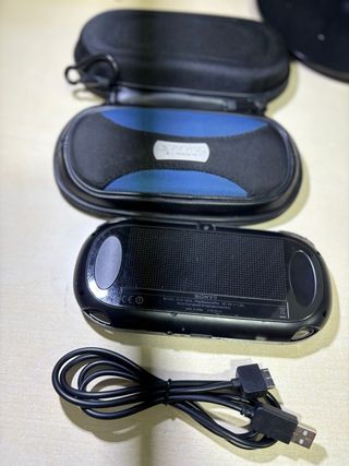 PlayStation Vita PCH-2000 Negra + Accesorios