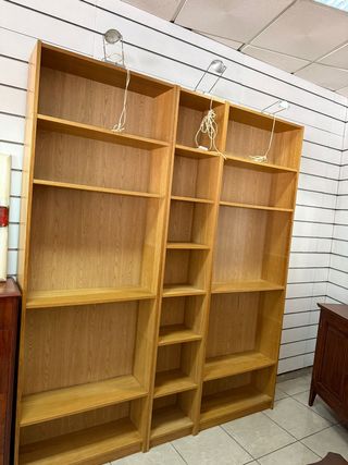 Estanterías de madera con luz