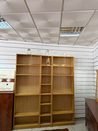 Estanterías de madera con luz