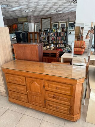 Aparador de madera con tapa de cristal