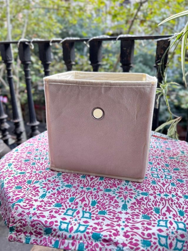 Cubo organizador de tela beige y rosa