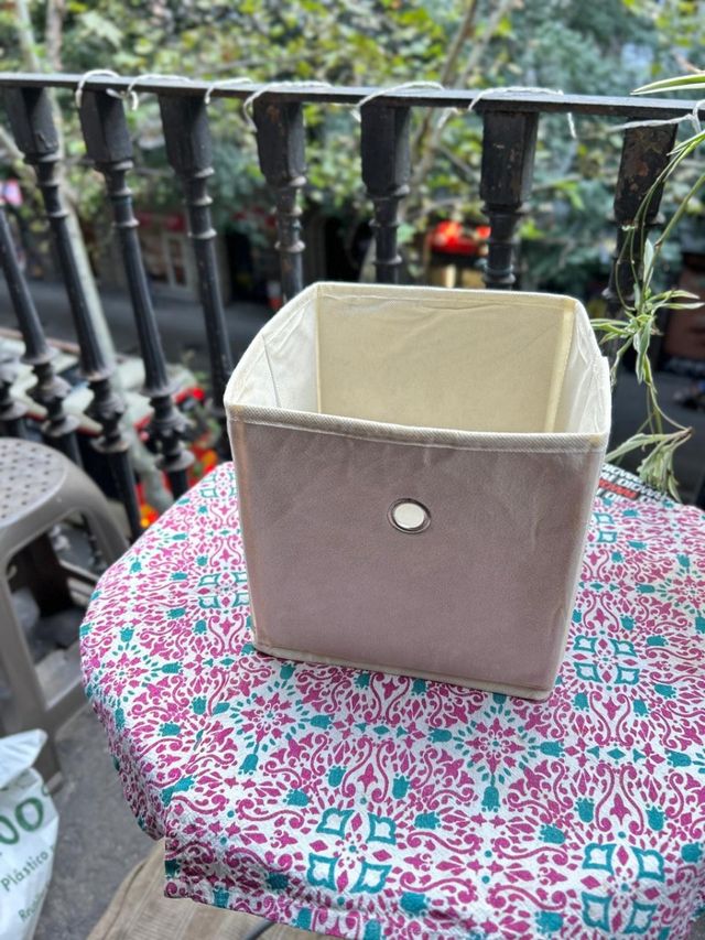 Cubo organizador de tela beige y rosa