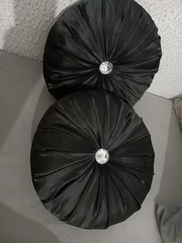 2 Almohadas Negras Redondas