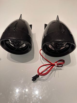 Altavoces negros con calavera y hachas