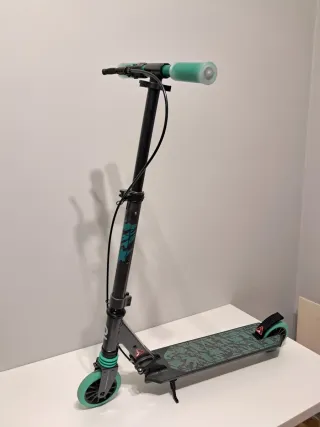 Patinete infantil verde y negro
