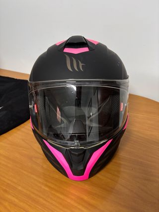 Casco de moto MT negro y rosa