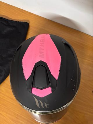 Casco de moto MT negro y rosa