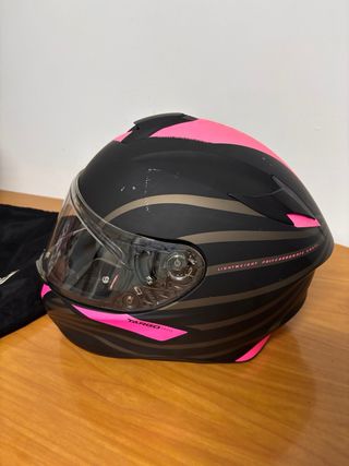 Casco de moto MT negro y rosa