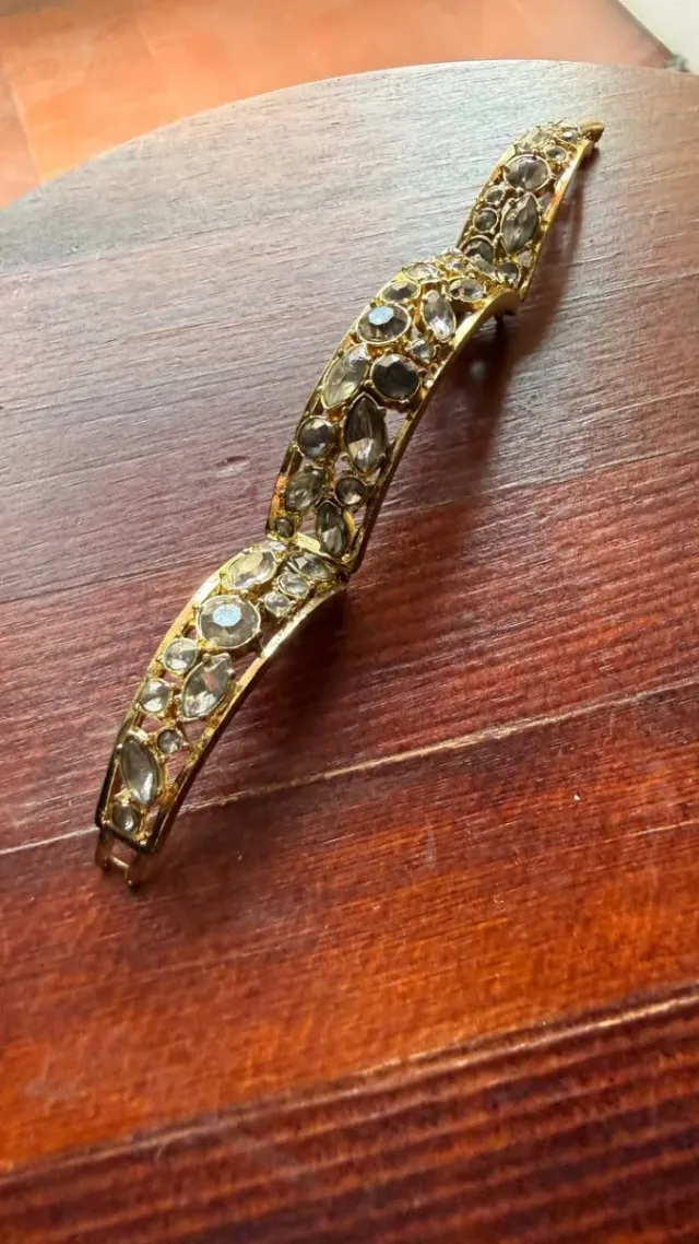 Pulsera dorada con piedras