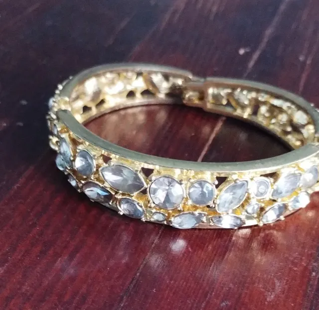 Pulsera dorada con piedras