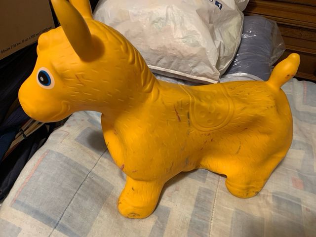 Cavallino cavalcabile giallo per bambini