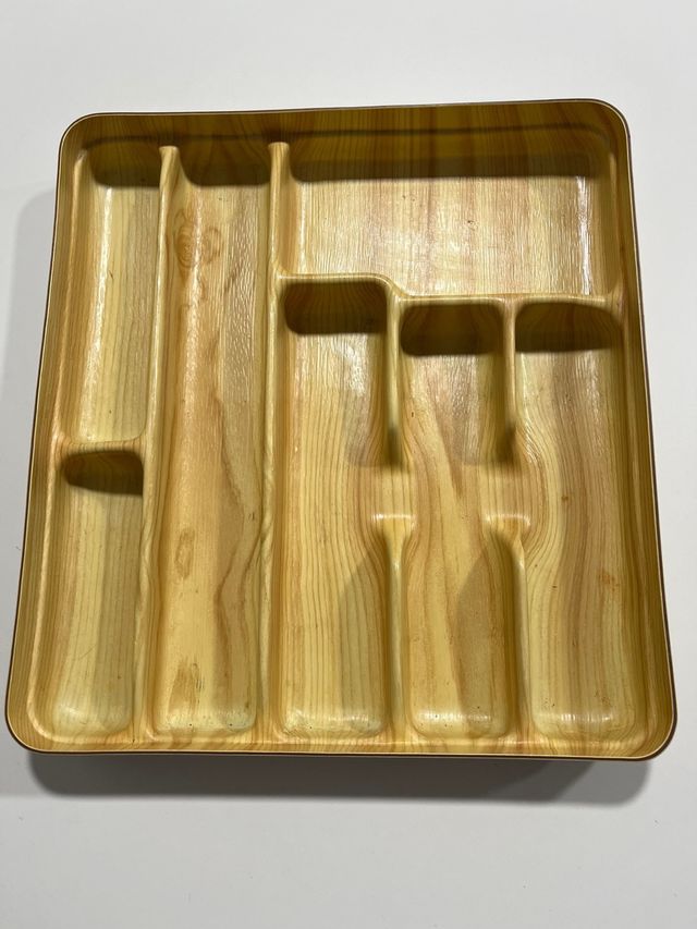 Porta cubiertos de plástico beige y marrón