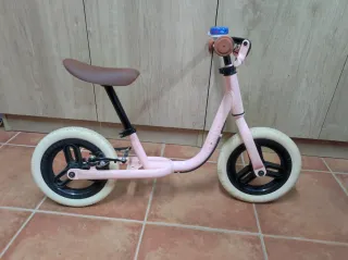 Bicicleta infantil rosa sin pedales