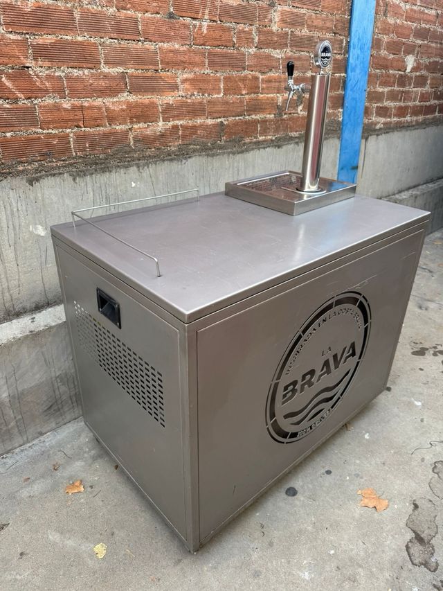 Mesa inoxidable con tirador cerveza