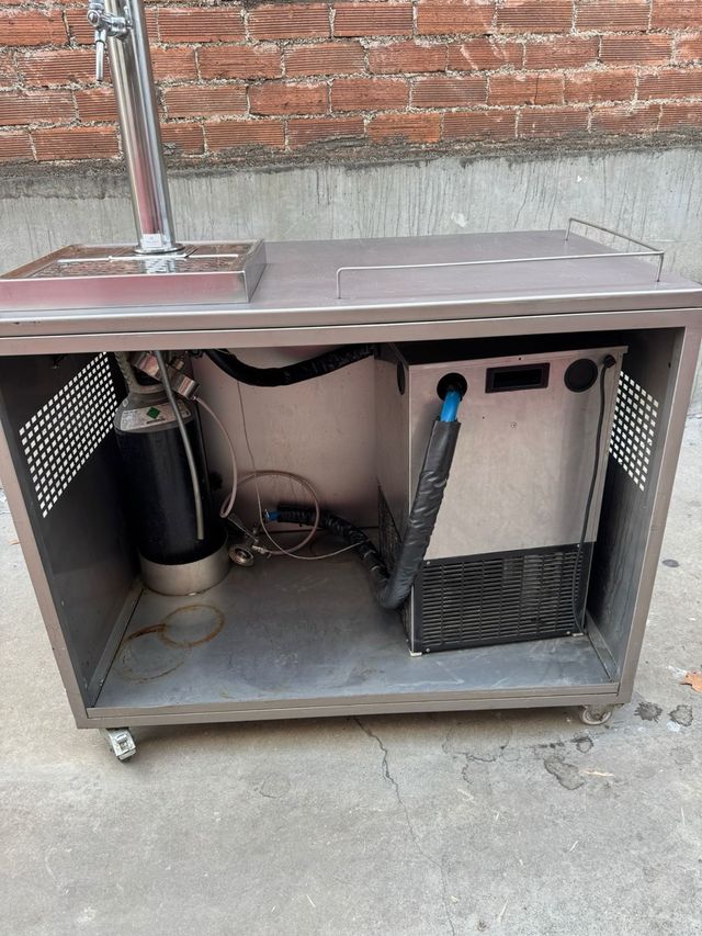 Mesa inoxidable con tirador cerveza