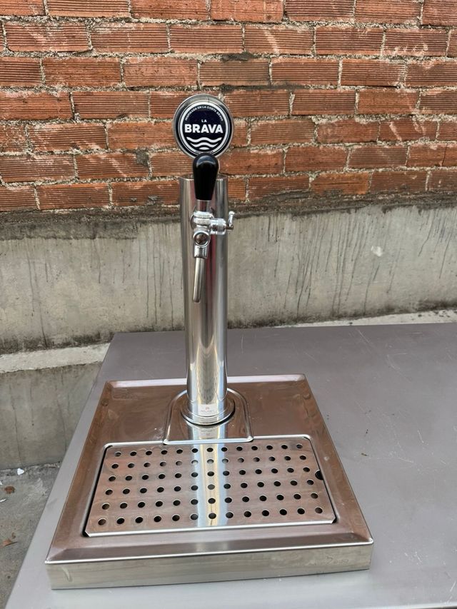 Mesa inoxidable con tirador cerveza