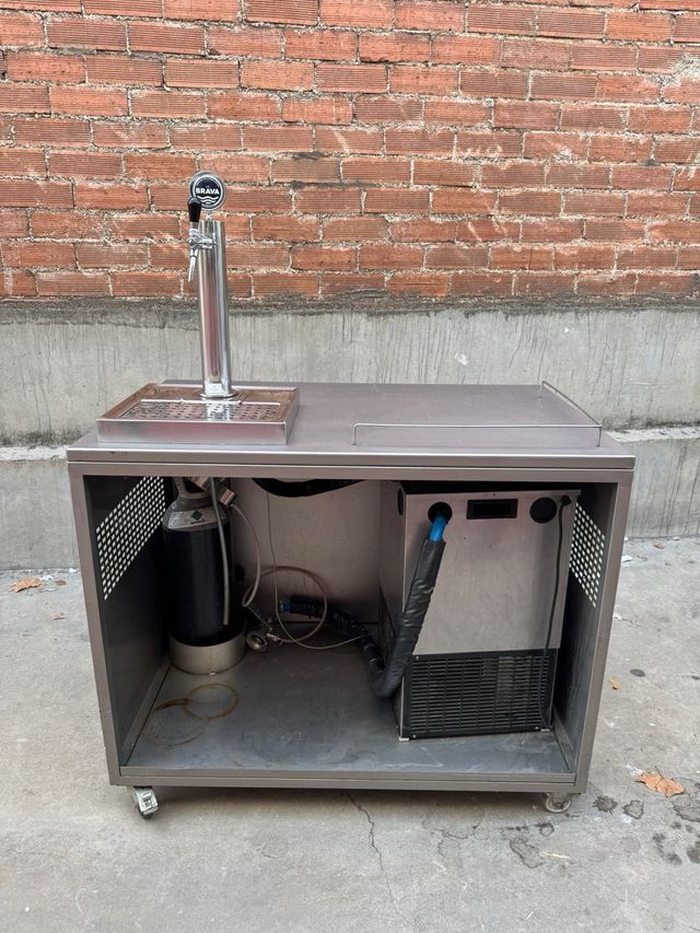 Mesa inoxidable con tirador cerveza