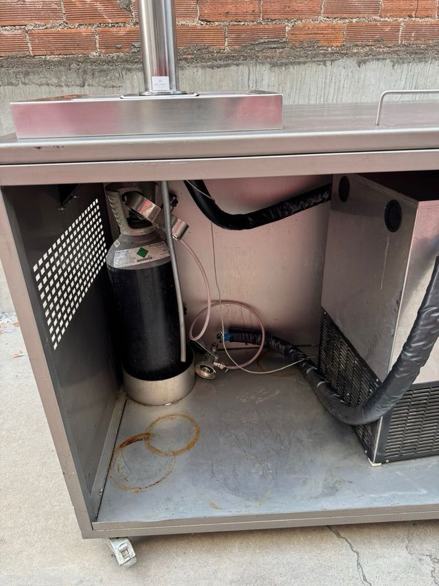 Mesa inoxidable con tirador cerveza