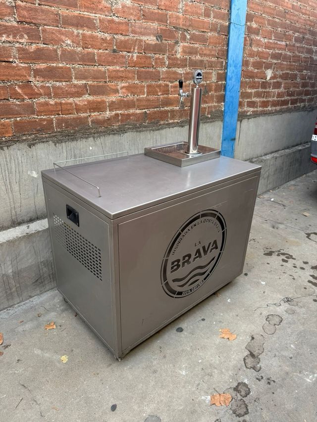 Mesa inoxidable con tirador cerveza