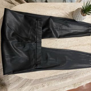 Pantalón efecto piel Zara Negro Talla L