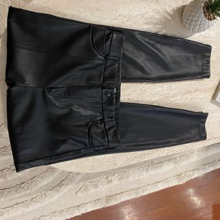 Pantalón efecto piel Zara Negro Talla L