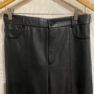 Pantalón efecto piel Zara Negro Talla L
