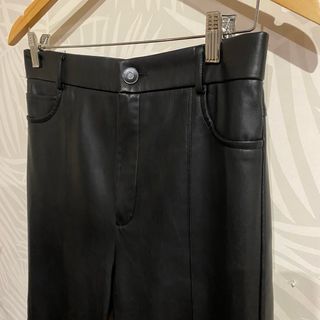 Pantalón efecto piel Zara Negro Talla L