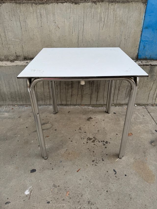 Mesa exterior blanca metálica