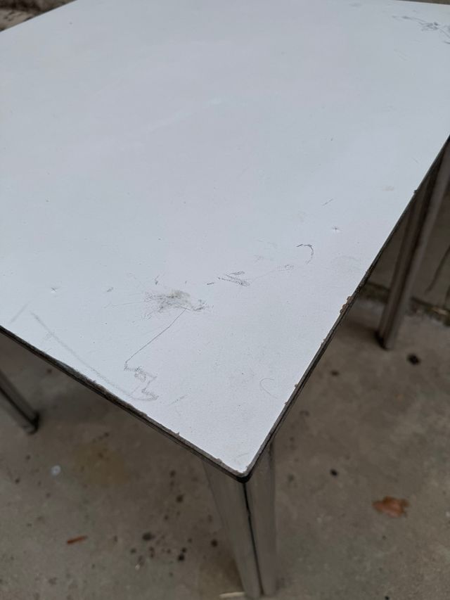 Mesa exterior blanca metálica