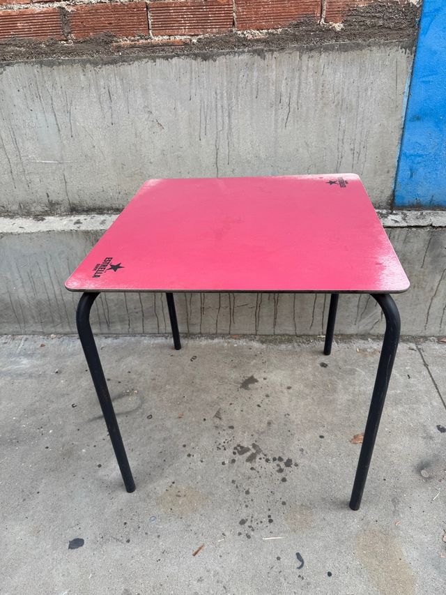 Mesa exterior roja con patas negras