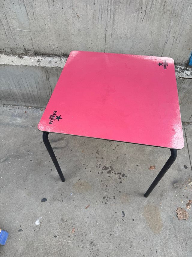 Mesa exterior roja con patas negras