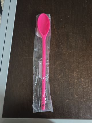 Cucchiaio da cucina rosa in plastica