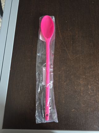 Cucchiaio da cucina rosa in plastica