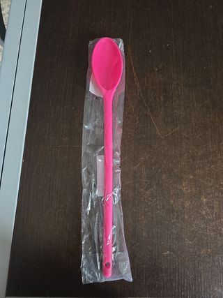 Cucchiaio da cucina rosa in plastica