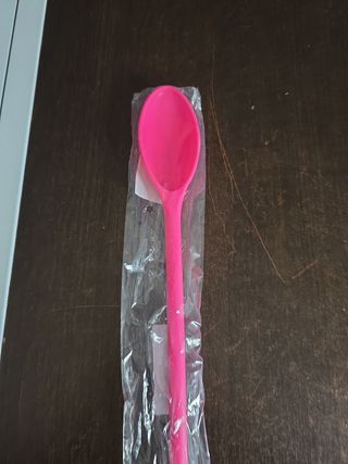 Cucchiaio da cucina rosa in plastica