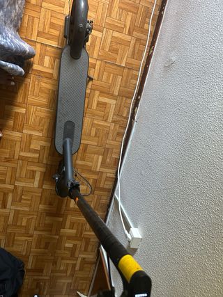 Monopatín eléctrico negro