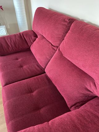 Sofás rojo unos es de 3 plazas y el otro de 2 