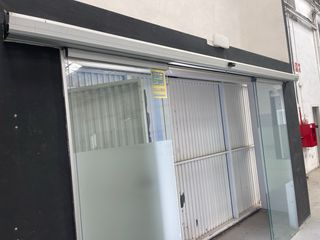 Puerta corredera cristal automática grande. 