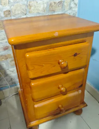 2 Mesitas de noche de madera