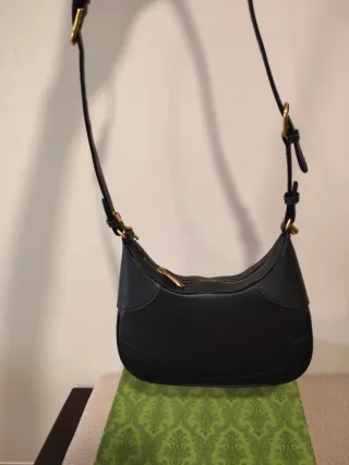 Bolso Gucci negro piel con detalles dorados