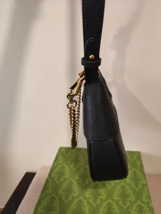 Bolso Gucci negro piel con detalles dorados